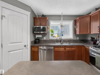 Interior photo 4 of 423 SUMMERTON CR