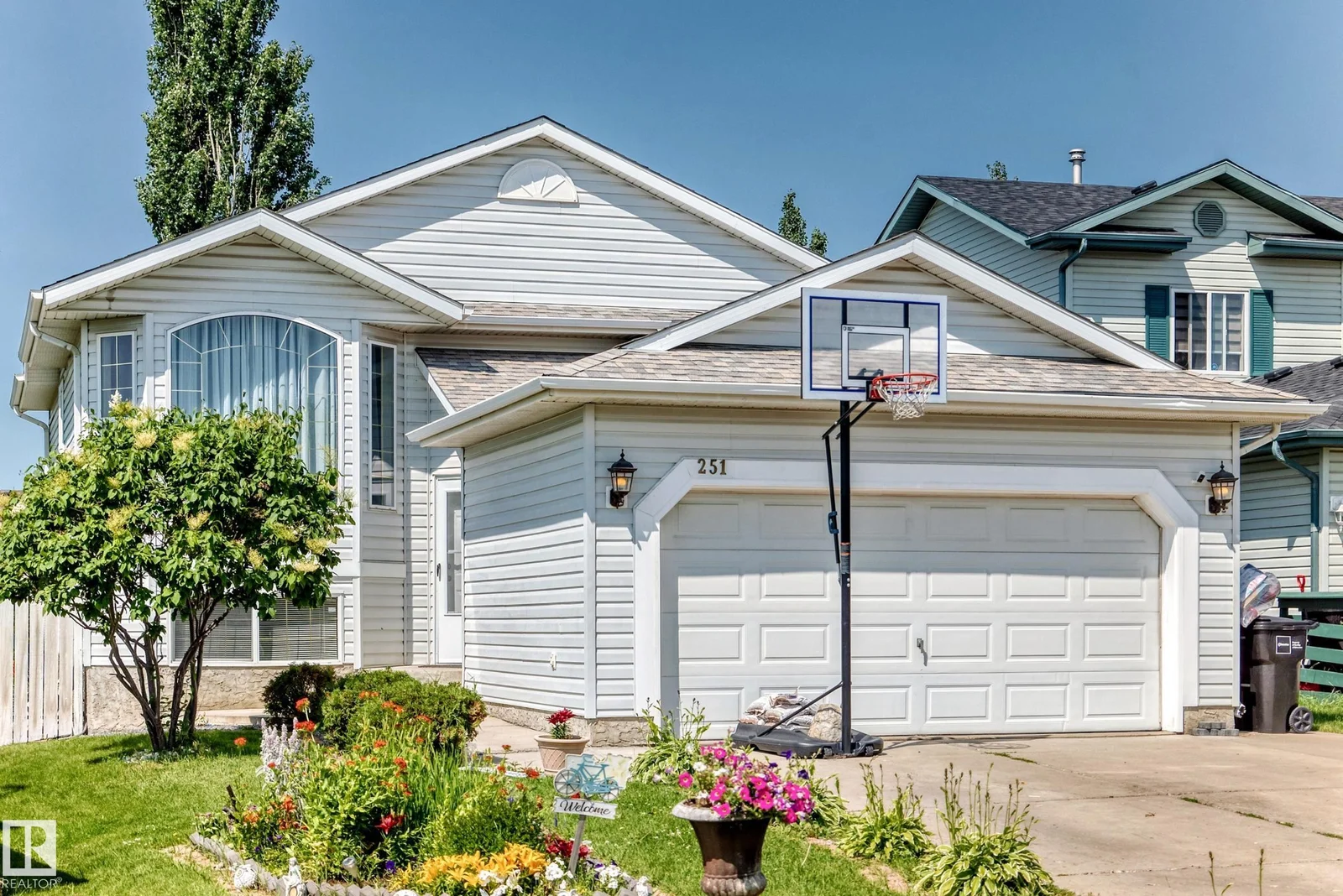 251 DUNVEGAN RD NW, Edmonton - 4 bedroom Detached Single Family for sale
