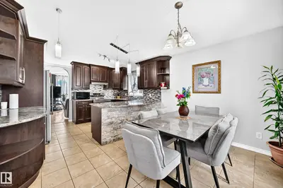 Interior photo 4 of 251 DUNVEGAN RD NW