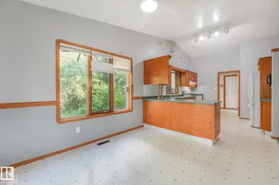 Interior photo 4 of 2022 PARKLAND DR
