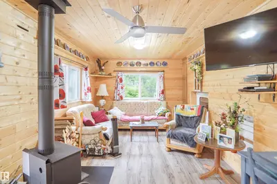 Interior photo 2 of 549 11207 TWP ROAD 564