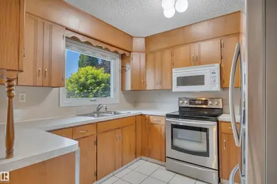 Interior photo 3 of 4809 46 AV