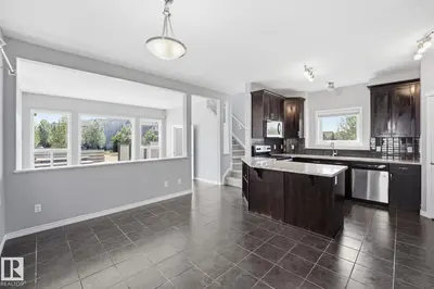 Photo 4 of 7043 22 AV SW