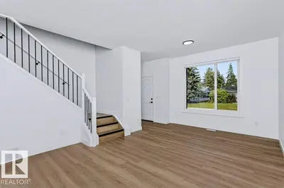 Photo 3 of 11307 46 AV NW