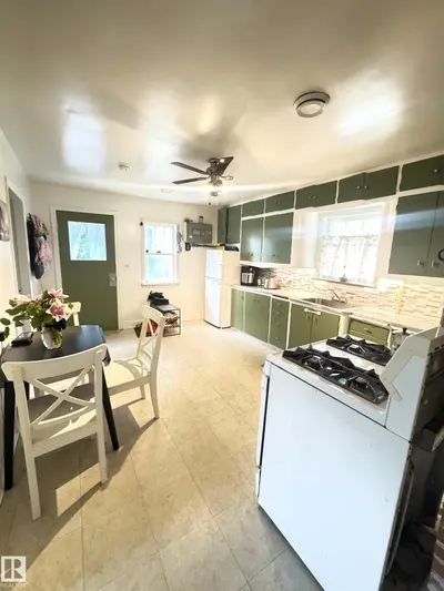 Interior photo 4 of 5019 48 AV