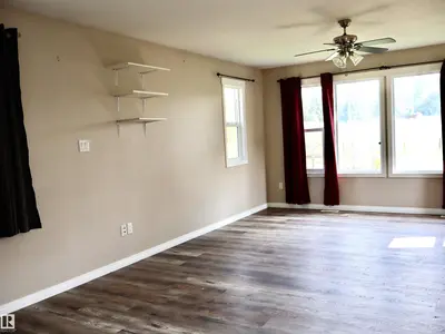 Interior photo 4 of 4942 - 49 ST