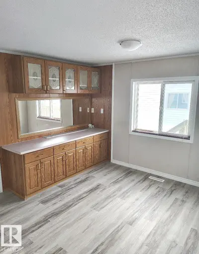 Interior photo 4 of 45 4819 51 Avenue