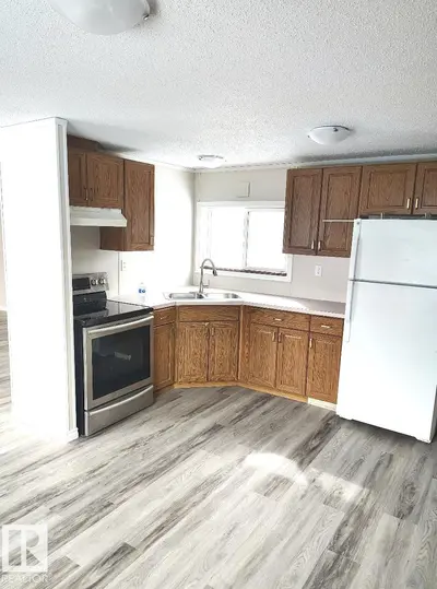 Interior photo 1 of 45 4819 51 Avenue