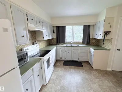Interior photo 4 of 5411 44 Ave
