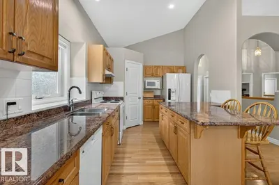 Interior photo 4 of 925 BURROWS CR NW