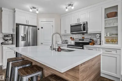 Interior photo 2 of 70 WOODBRIDGE LI