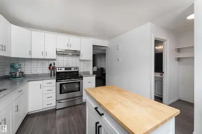 Interior photo 4 of 879 VILLAGE ME