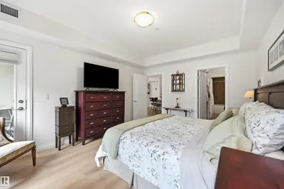 Interior photo 4 of #338 1406 HODGSON WY NW