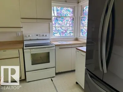 Interior photo 2 of 5218 45 AV