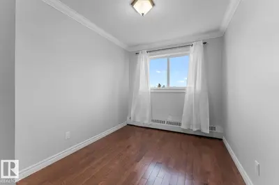 Interior photo 4 of #307 911 10 ST