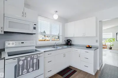 Interior photo 2 of 6 KINISKI CR NW