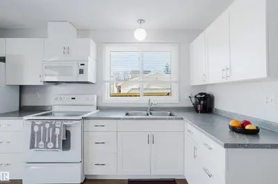 Interior photo 3 of 6 KINISKI CR NW