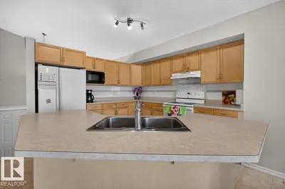 Interior photo 4 of 2918 33 ST NW
