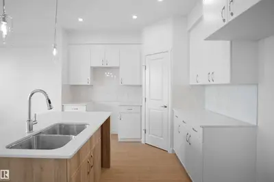 Interior photo 2 of 1023 14 AV NW