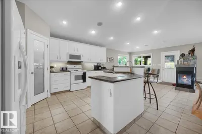 Interior photo 2 of 928 THOMPSON PL NW