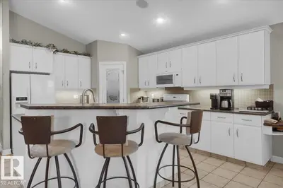 Interior photo 4 of 928 THOMPSON PL NW