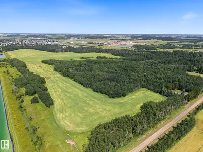 Interior photo 1 of E-29-47-24-4 County of Wetaskiwin