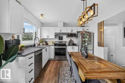 Interior photo 4 of 6030 S Terwillegar BV NW