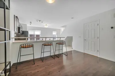 Interior photo 3 of 1633 Towne Centure BV NW