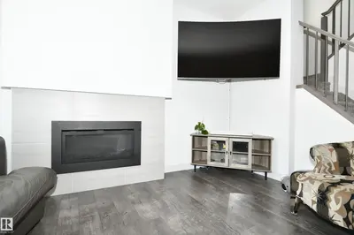 Interior photo 4 of 560 STURTZ LI