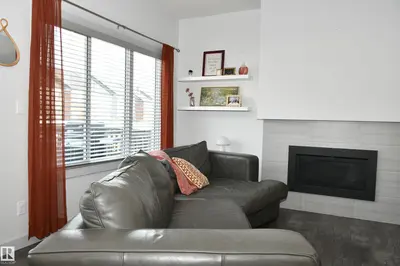 Interior photo 3 of 560 STURTZ LI