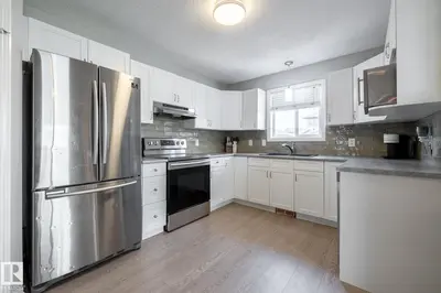 Interior photo 3 of 8 SUMMERLAND WY