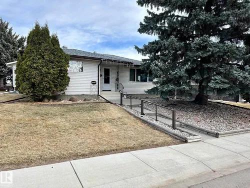 7916 150 AV NW, Edmonton - $429,900