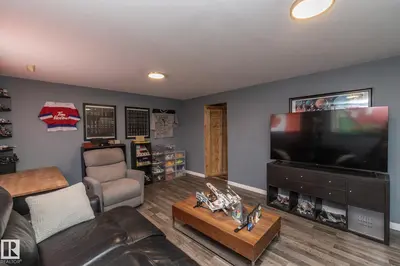 Photo 2 of 14215 78 ST NW