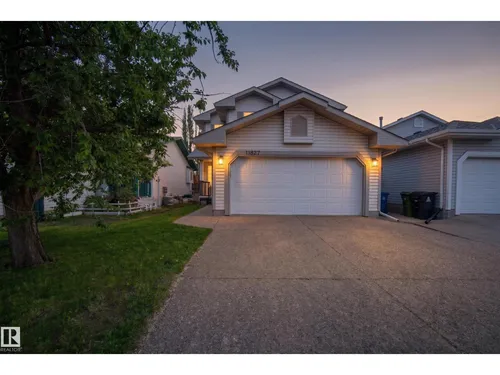 11827 8 AV NW
