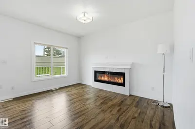 Photo 2 of 7258 CHIVERS PL SW