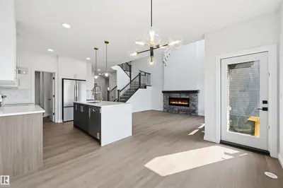 Photo 4 of 935 18 AV NW