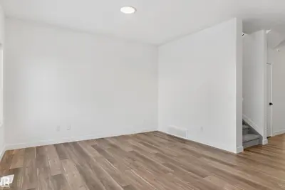 Photo 4 of 920 18 AV NW