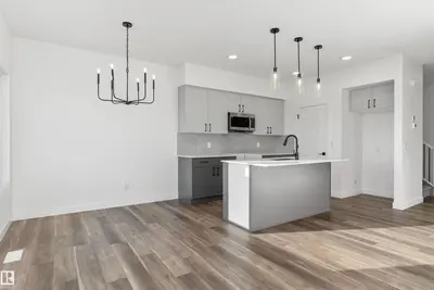 Photo 4 of 19107 20 AV NW