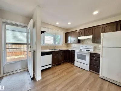 Photo 4 of 2423 83 ST NW