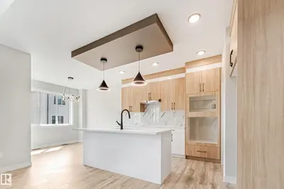 Photo 3 of 4643 17 AVENUE SW