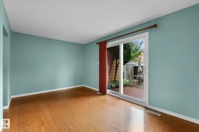 Photo 3 of 152 WOODSTOCK NW
