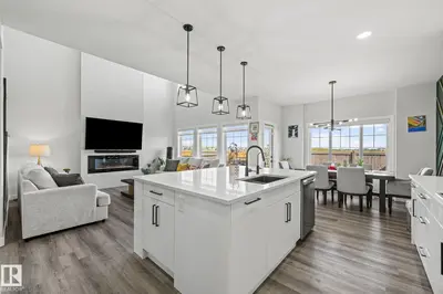 Photo 3 of 16128 31 AV SW