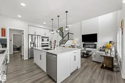 Photo 4 of 16128 31 AV SW