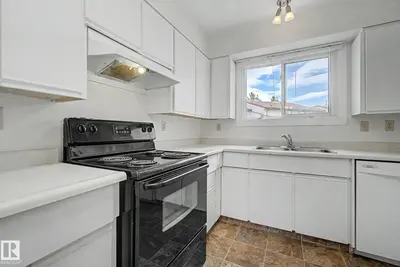 Photo 3 of 2932 36 ST NW