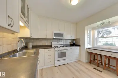 Photo 3 of 10644 65 AV NW
