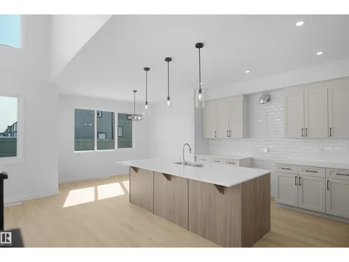 7239 182 AV NW