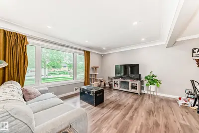 Photo 4 of 12423 75 ST NW