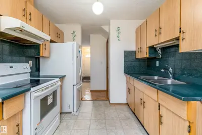 Photo 2 of 14737 25 ST NW