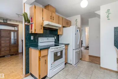 Photo 4 of 14737 25 ST NW