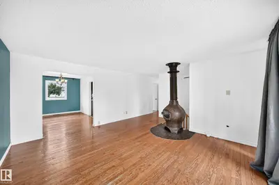 Photo 3 of 11007 37 AV NW